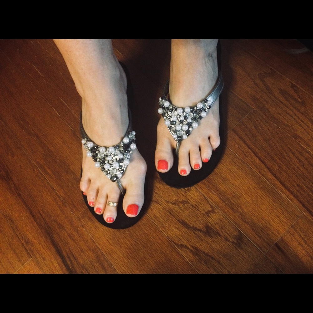 Comfy Blingy Flip Flops 🌊🌴🌞